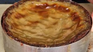 Flan à la pistache sans gluten - Fais cuire la tarte à la crème pendant 40 à 50 minutes jusqu’à ce que le dessus brûle légèrement.