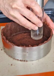 Flan à la pistache sans gluten - Presse fermement le mélange de miettes sur les côtés et au fond d’un moule à charnière ou d’un cercle à gâteau.