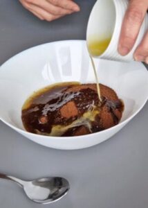 Flan à la pistache sans gluten - Mélange les miettes fines et le beurre fondu dans un saladier.