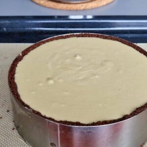 Flan à la pistache sans gluten - Verse-la sur la croûte de miettes froide.