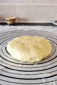 Flan sans gluten aux agrumes - Pétris légèrement la pâte jusqu’à ce qu’elle se tienne, enveloppe-la de film alimentaire, forme une boule et réfrigère au moins 1 h.
