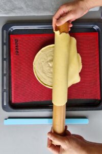 Flan sans gluten aux agrumes - Étale le reste de pâte brisée et pose-le dessus.