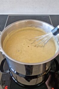 Flan sans gluten aux agrumes - Fais cuire à feu doux-moyen en fouettant constamment jusqu’à épaississement.