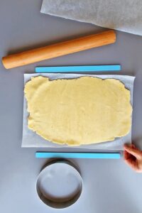 Flan sans gluten aux agrumes - Utilise des baguettes de mesure pour pâte pour une épaisseur régulière.
