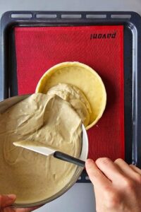 Flan sans gluten aux agrumes - Verse la crème pâtissière au citron froide sur la pâte préparée.