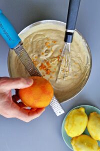 Flan sans gluten aux agrumes - Ajoute les zestes et le beurre vegan froid.