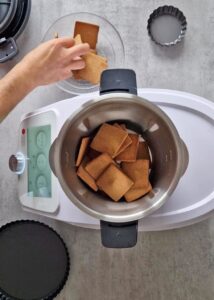 Fond de tarte vegan sans gluten aux biscuits type Graham - Réduis les biscuits Graham sans gluten en miettes fines au robot culinaire ou mets-les dans un sac plastique à fermeture, puis écrase-les avec un rouleau à pâtisserie.