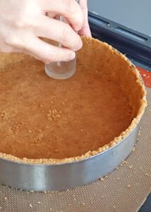 Fond de tarte vegan sans gluten aux biscuits type Graham - Presse les miettes dans un cercle à pâtisserie en métal ou un moule à charnière en utilisant la même méthode.
