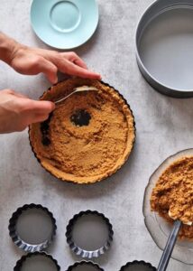 Fond de tarte vegan sans gluten aux biscuits type Graham - Presse aussi les miettes sur les côtés du moule avec le dos d’une cuillère ou un verre.