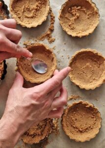 Fond de tarte vegan sans gluten aux biscuits type Graham - Prends le temps de bien presser les miettes sur les côtés pour que la croûte ait une hauteur et une épaisseur uniformes.