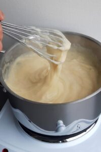 Framboisier sans gluten - Recouvre les framboises de crème mousseline, puis remonte la crème vers les framboises pour couvrir le côté du cercle à gâteau.