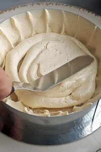 Framboisier sans gluten - Verse la confiture de framboises chaude directement dans le cercle à gâteau de 16 cm de diamètre, puis congèle.