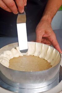 Framboisier sans gluten - Transvase la crème pâtissière dans un saladier et couvre de film alimentaire.
