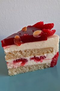 Framboisier sans gluten - Fais chauffer la purée de framboises dans une casserole.