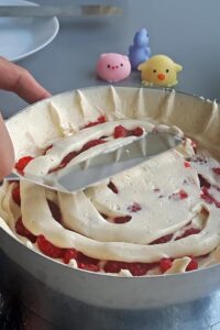 Framboisier sans gluten - Décore en plaçant les framboises tranchées les unes sur les autres en cercle entre le disque de confiture et le bord du gâteau.