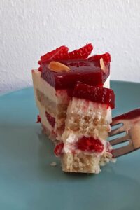 Framboisier sans gluten - Découpe 2 disques de biscuit avec le cercle à gâteau de 16 cm de diamètre.