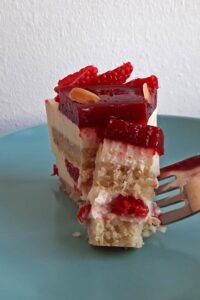 Framboisier sans gluten - Verse le mélange à crème dans le reste du lait tiède et fais cuire à feu moyen en fouettant sans arrêt jusqu’à épaississement.