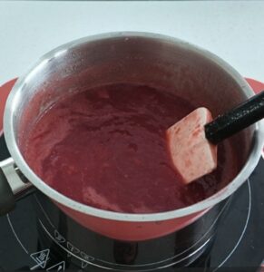 Framboisier sans gluten - Racle l’excédent de crème avec une spatule, puis réfrigère au moins une heure.