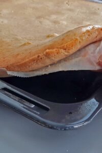 Framboisier sans gluten - Pose un disque de biscuit au centre du fond du cercle à gâteau, imbibe-le de sirop, puis dispose les framboises coupées côte à côte pour couvrir tout le pourtour du cercle.
