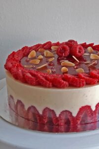 Framboisier sans gluten - Fouette la crème pâtissière refroidie, puis ajoute le beurre vegan mou en trois fois.