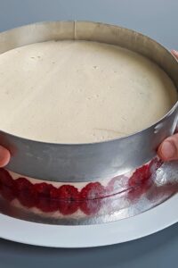 Framboisier sans gluten - Retire le cercle à gâteau mais laisse la feuille d’acétate.