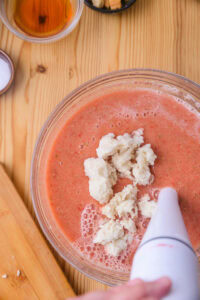 Gaspacho andalou (gazpacho andaluz) - Ajouter la mie de pain rassis.