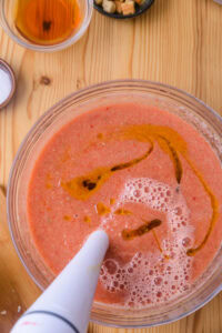 Gaspacho andalou (gazpacho andaluz) - Verser l'huile d'olive en filet tout en continuant de mixer, pour que le gaspacho émulsionne.