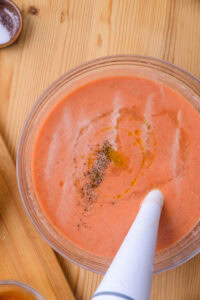 Gaspacho andalou (gazpacho andaluz) - Assaisonner avec le vinaigre, le sel et le poivre.