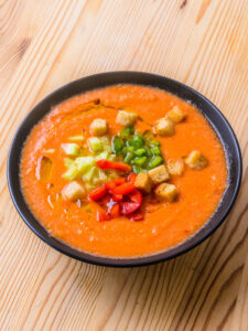 Gaspacho andalou (gazpacho andaluz) - Servir froid, avec les croûtons de pain frit.