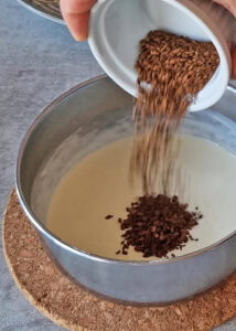 Gâteau à la courge sans gluten à 3 couches - Prépare le mélange café-crème: dissous les granulés de café dans la crème entière. Porte rapidement à ébullition et retire immédiatement du feu.