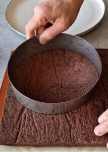 Gâteau à la courge sans gluten à 3 couches - Découpe deux disques de génoise à l’aide d’un cercle à pâtisserie ou d’un couteau d’office. L’un a le même diamètre que la feuille d’acétate, mais l’autre est légèrement plus petit et doit laisser un espace avec les bords de la feuille d’acétate.