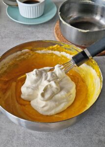 Gâteau à la courge sans gluten à 3 couches - Mélange et incorpore: réchauffe légèrement (pas chaud) la purée de citrouille au micro-ondes. Ajoute le chocolat blanc fondu tiède et le mélange crème-agar tiède, puis mélange bien. Incorpore la crème fouettée jusqu’à obtenir une texture lisse et crémeuse. Réserve et garde dans un endroit chaud pour le montage du gâteau.