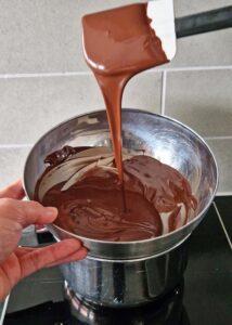 Gâteau au chocolat vegan sans gluten à la mangue - Fais fondre le chocolat noir dans un bol en verre résistant à la chaleur au bain-marie ou au micro-ondes.