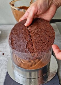 Gâteau au chocolat vegan sans gluten à la mangue - Mélange dans un bol placé au-dessus d’une casserole d’eau chaude la préparation mangue-agar avec le chocolat fondu à l’aide d’un fouet ou d’un mixeur plongeant jusqu’à obtenir une texture lisse. Garde le bol sur la casserole d’eau chaude pour maintenir la préparation mangue-chocolat au chaud. L’agar-agar prend rapidement à température ambiante, il est donc important de garder la mousse chaude pour le montage du gâteau plus tard.