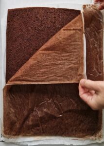 Gâteau au chocolat vegan sans gluten à la mangue - Fais cuire pendant 13–16 minutes ou jusqu’à ce que le biscuit du dessus se décolle facilement du papier cuisson. Laisse le biscuit refroidir complètement avant de le découper.
