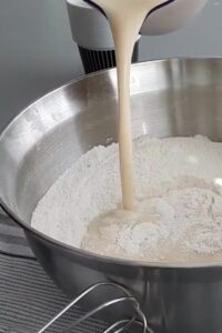 Gâteau aux fraises sans gluten - Incorpore le babeurre vegan et le beurre vegan fondu aux ingrédients secs à l’aide d’un fouet ou d’un batteur électrique jusqu’à obtenir une pâte lisse.