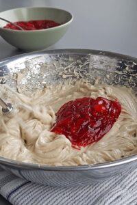 Gâteau aux fraises sans gluten - Ajoute la confiture de fraises à l’autre moitié puis mélange soigneusement jusqu’à obtenir une texture lisse.