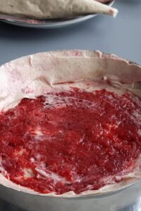 Gâteau aux fraises sans gluten - Ajoute ensuite environ 150 grams de confiture de fraises.