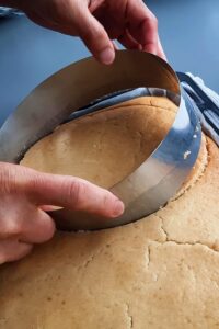Gâteau aux fraises sans gluten - Fais-en un de la même taille que le cercle à gâteau (23 cm), tandis que l’autre doit être légèrement plus petit pour entrer à l’intérieur du gâteau.