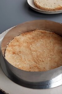 Gâteau aux fraises sans gluten - Prépare le cercle à gâteau – 23 cm, 1.5 in/4 cm de profondeur, chemisé d’une bande de rhodoïd.