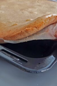 Gâteau aux fraises sans gluten - Laisse le biscuit refroidir avant de le couper.