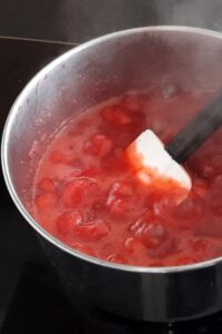 Gâteau aux fraises sans gluten - Augmente à feu vif et laisse bouillir la confiture pendant 3 à 5 minutes.