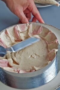 Gâteau aux fraises sans gluten - Place l’autre biscuit au milieu, imbibe-le de sirop de sucre, puis étale une couche de crème mousseline pour remplir le dessus.