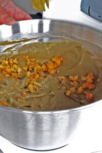 Gâteau banane matcha (sans gluten) - Mélange tous les ingrédients secs dans le bol d’un robot muni de la feuille. Verse la purée de banane dans les ingrédients secs et fouette jusqu’à obtenir une pâte lisse. Ajoute l’orange confite hachée et mélange bien.