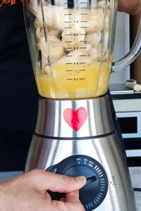 Gâteau banane matcha (sans gluten) - Mixe les bananes, le jus d’orange et le beurre vegan fondu au blender jusqu’à obtenir une texture lisse.