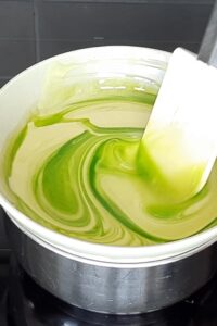 Gâteau banane matcha (sans gluten) - Fais fondre le chocolat blanc au bain-marie jusqu’à environ 50°C.