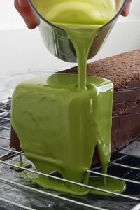 Gâteau banane matcha (sans gluten) - Réchauffe le glaçage à 35°C, puis verse-le sur le gâteau de façon uniforme. Retire l’excédent de glaçage avec une spatule coudée pour lisser la surface du gâteau.