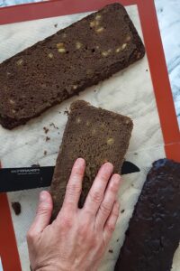 Gâteau banane matcha (sans gluten) - Retire le dessus, puis coupe le gâteau en quatre couches d’environ 1 cm d’épaisseur chacune. Garde au réfrigérateur si tu n’en as pas encore besoin.