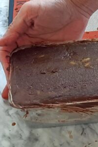Gâteau banane matcha (sans gluten) - Place le gâteau monté bien froid à l’envers sur la grille. Retire le film alimentaire.