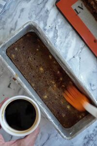 Gâteau banane matcha (sans gluten) - Place la première couche de cake à la banane au fond du moule, imbibée de sirop au café. Étale uniformément 1/3 de la ganache au chocolat par-dessus.